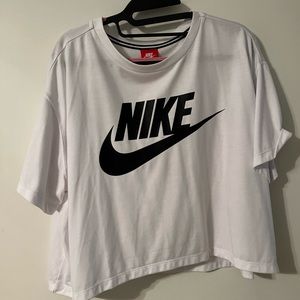 Nike t-shirt, cropped. Size: xxl